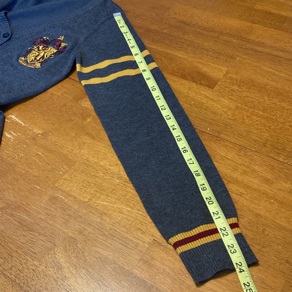 Harry Potter Womens Juniors Size S Gryffindor House Crest Knit Cardigan Sweater - Picture 11 of 12